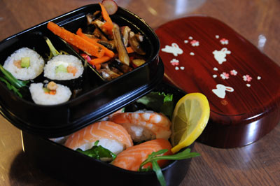 Sushi et Maki présentés dans une boîte Bento