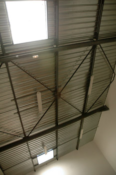 le toit du hangar